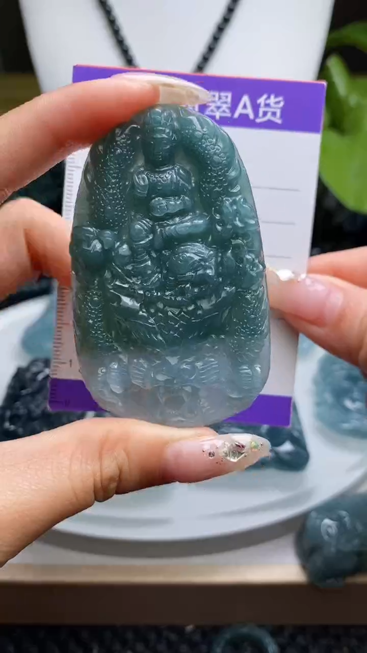 翡翠未镶嵌颈饰         