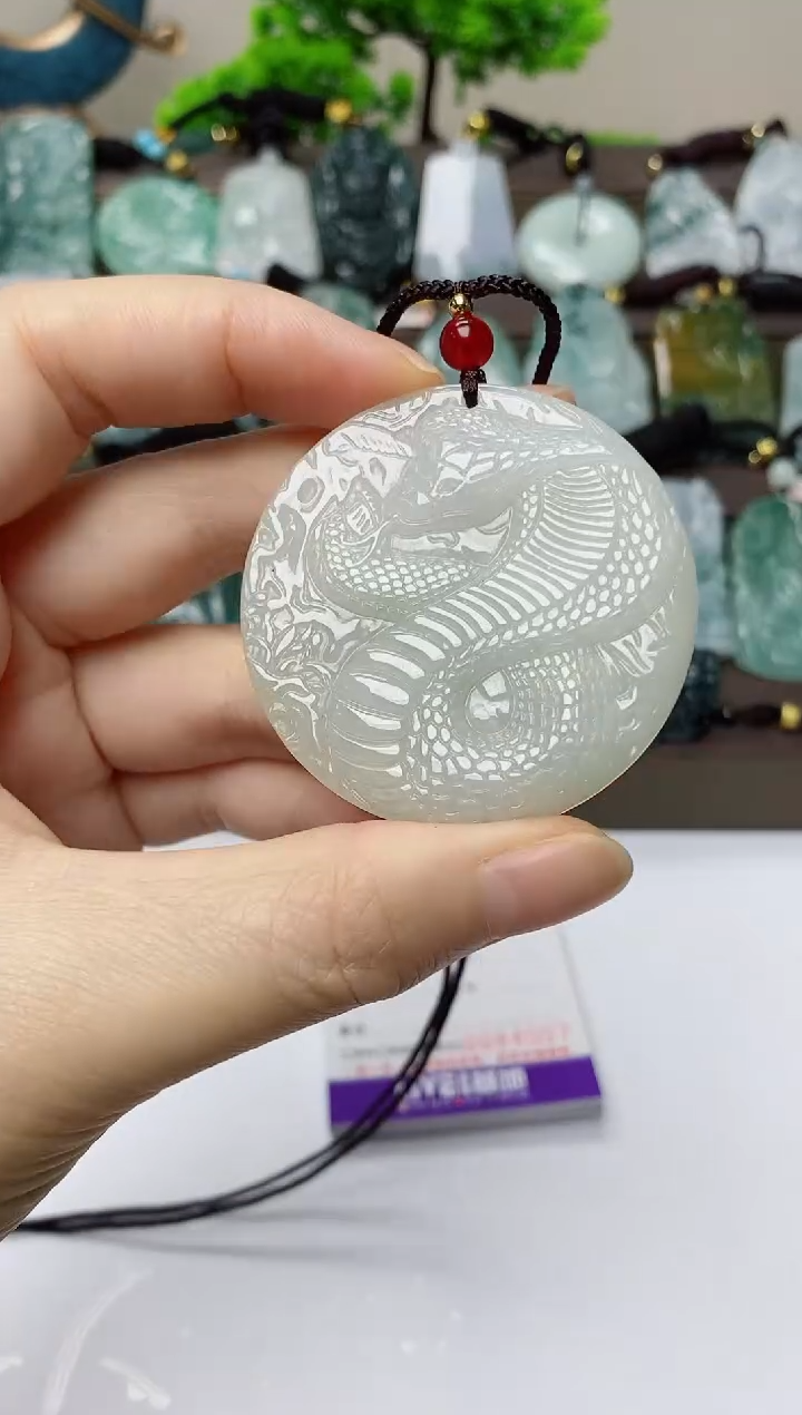 翡翠未镶嵌颈饰多样性发其一