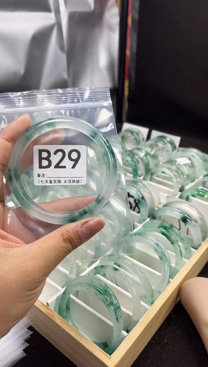 【闪购商品】石英岩玉手镯未镶嵌B29