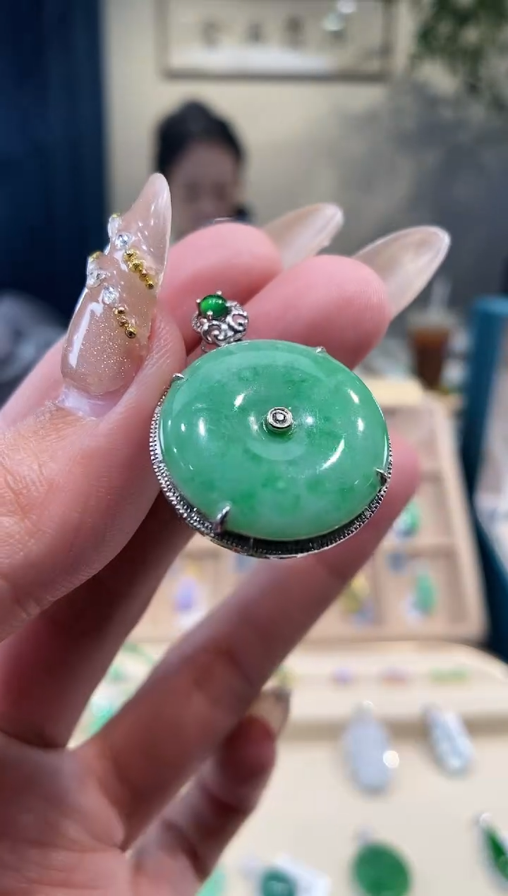 【闪购商品】翡翠吊坠(不含链)18K金镶嵌平安扣