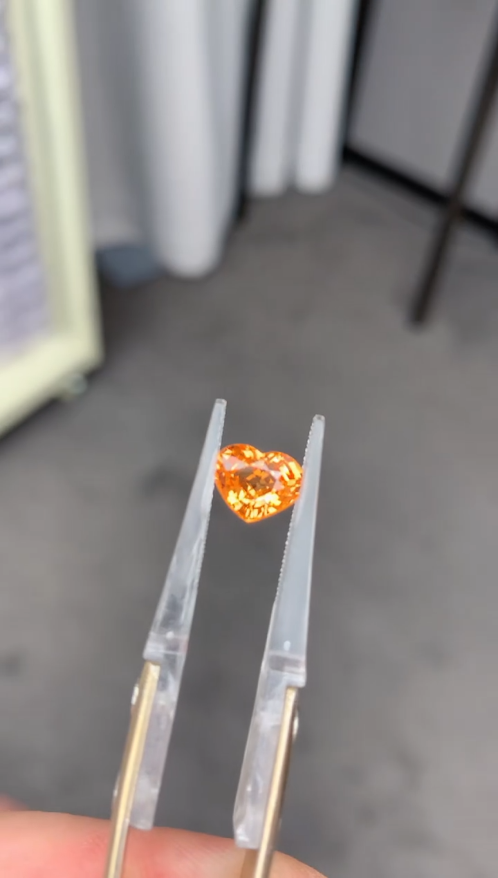 石榴石裸石未镶嵌2.3ct 芬达石心形