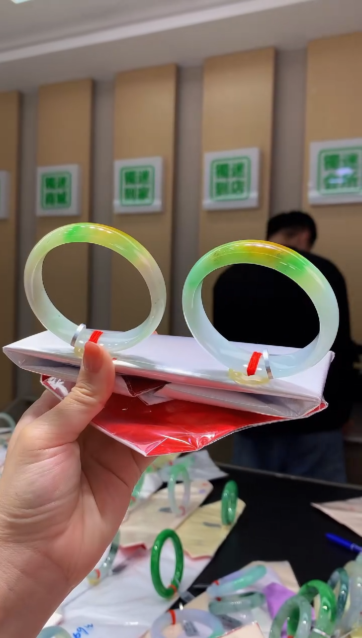 未镶嵌手镯翡翠-C84 圈口 56.6全款67.6万 定金2万