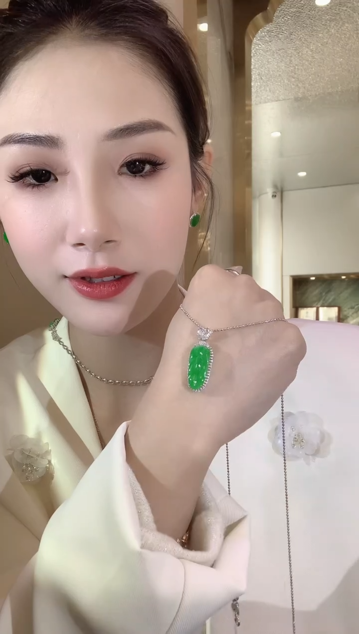 【闪购商品】翡翠吊坠(不含链)18K金镶嵌A31