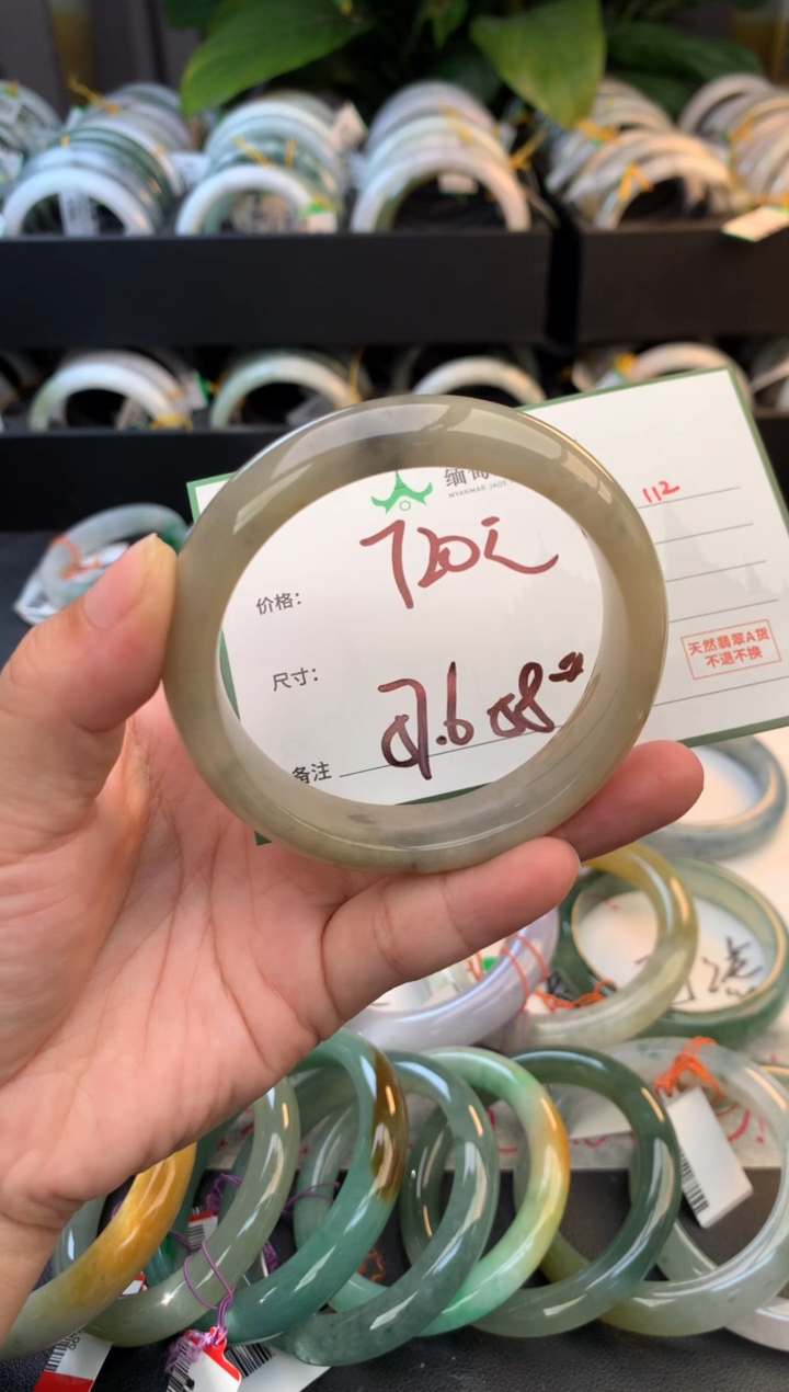 未镶嵌定制翡翠毛货需精细抛光+多人