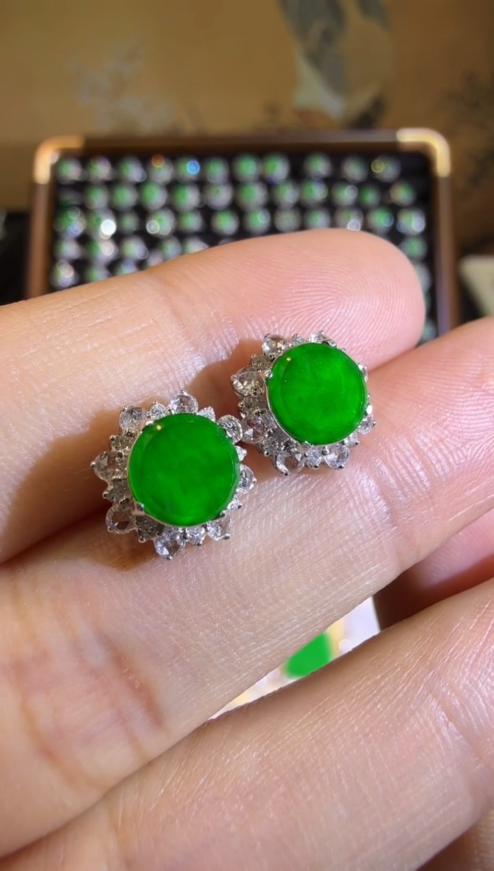 【闪购商品】翡翠耳饰18K金镶嵌高冰正阳满绿圆牌耳钉