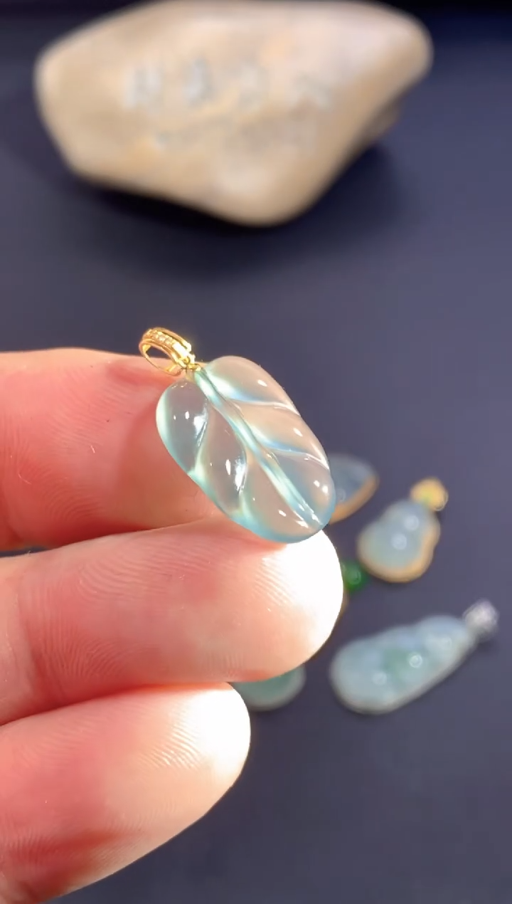 颈饰18K金镶嵌翡翠        