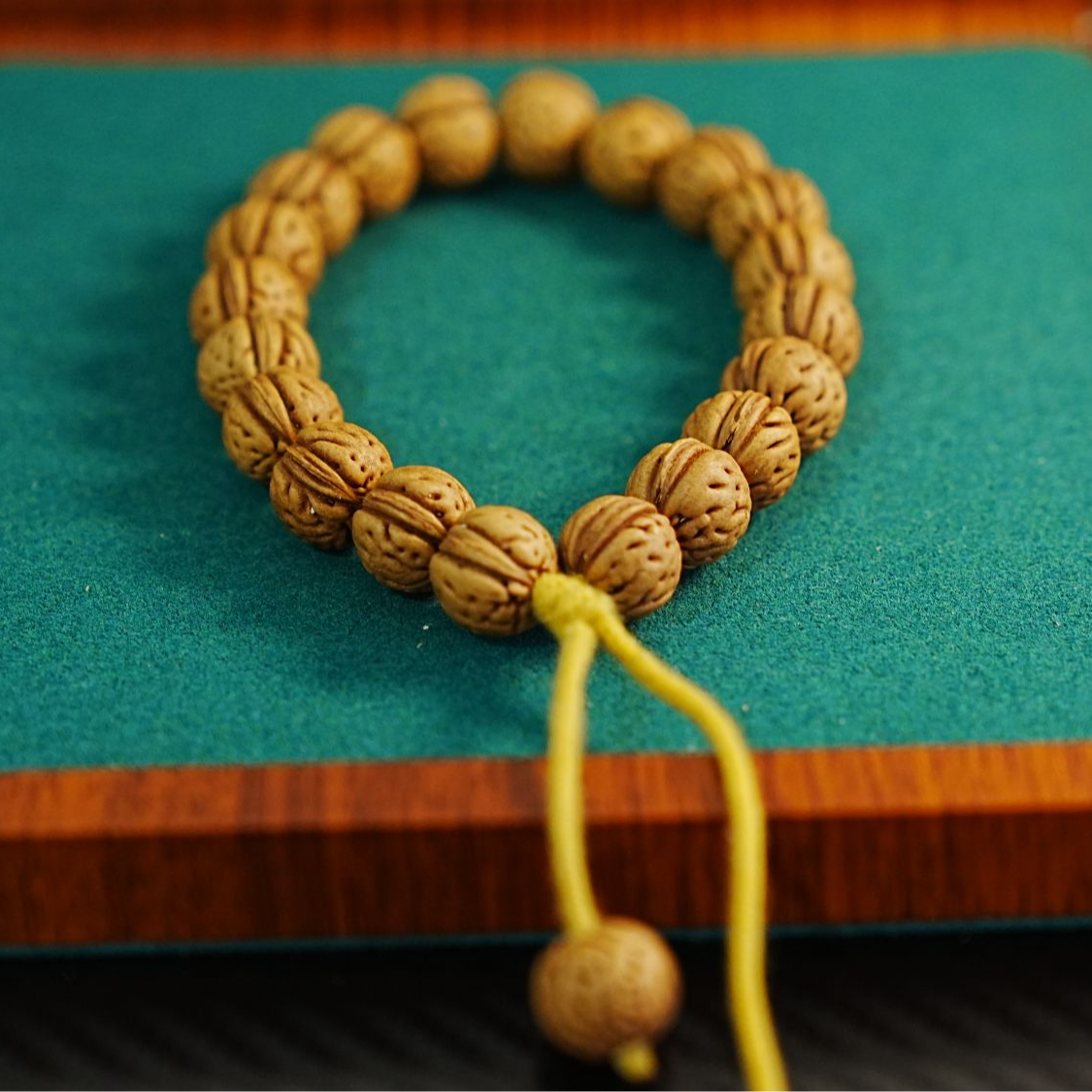 纯野生辽西桃核天花板手持文玩