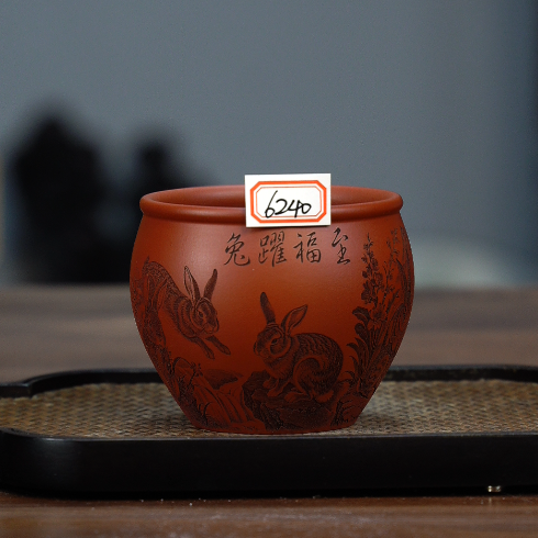 6240生肖兔紫砂茶具 大红袍刻绘小兔子主人杯 150cc左右 YY