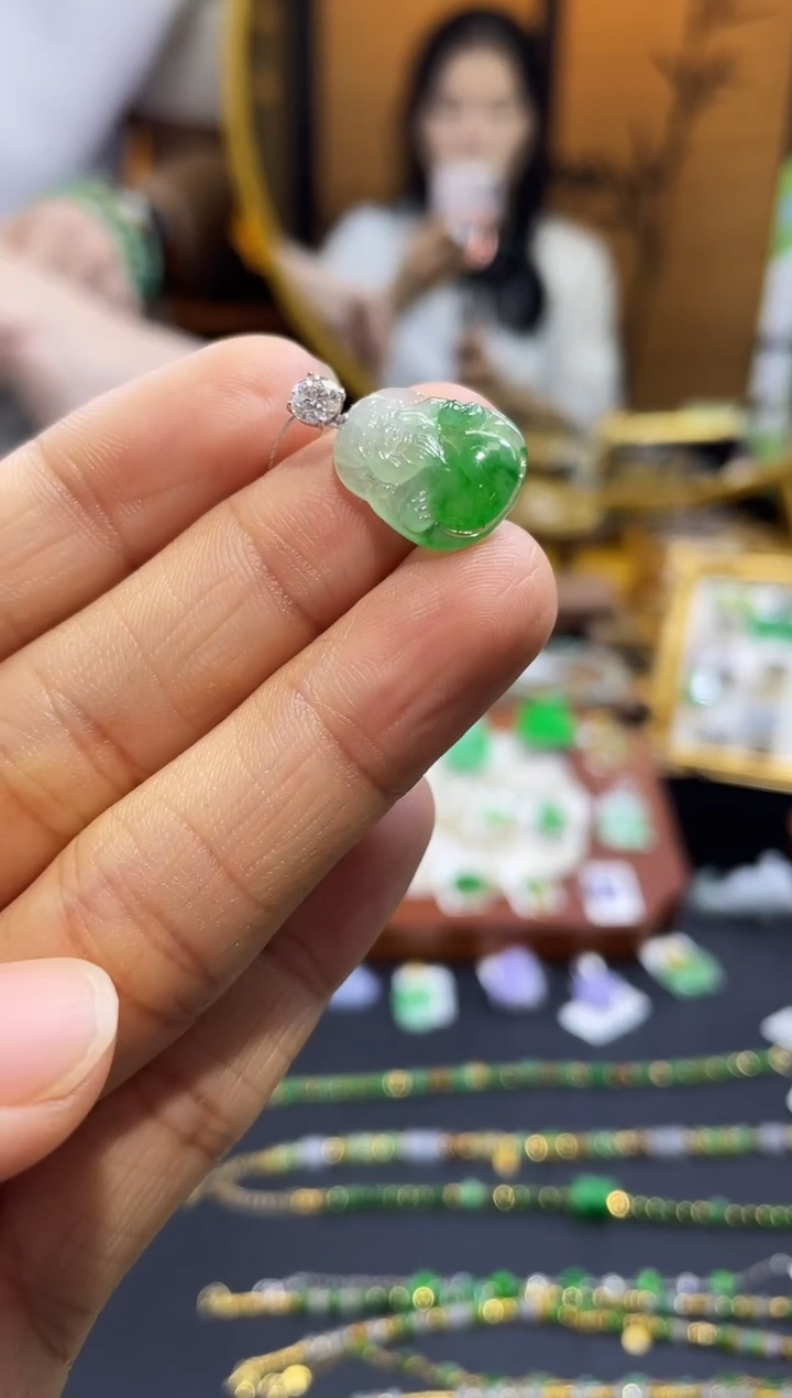 颈饰18K金镶嵌翡翠财神