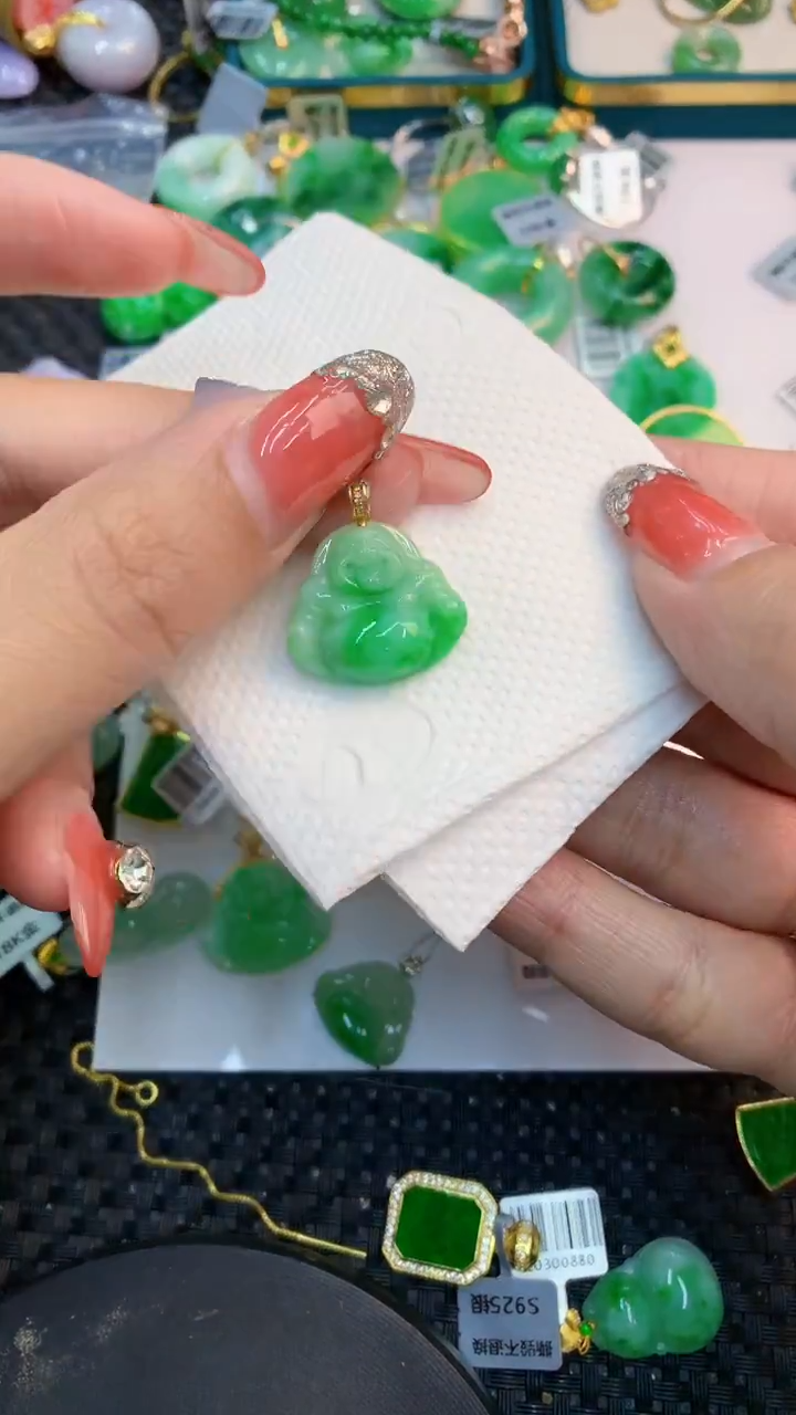 颈饰18K金镶嵌翡翠1