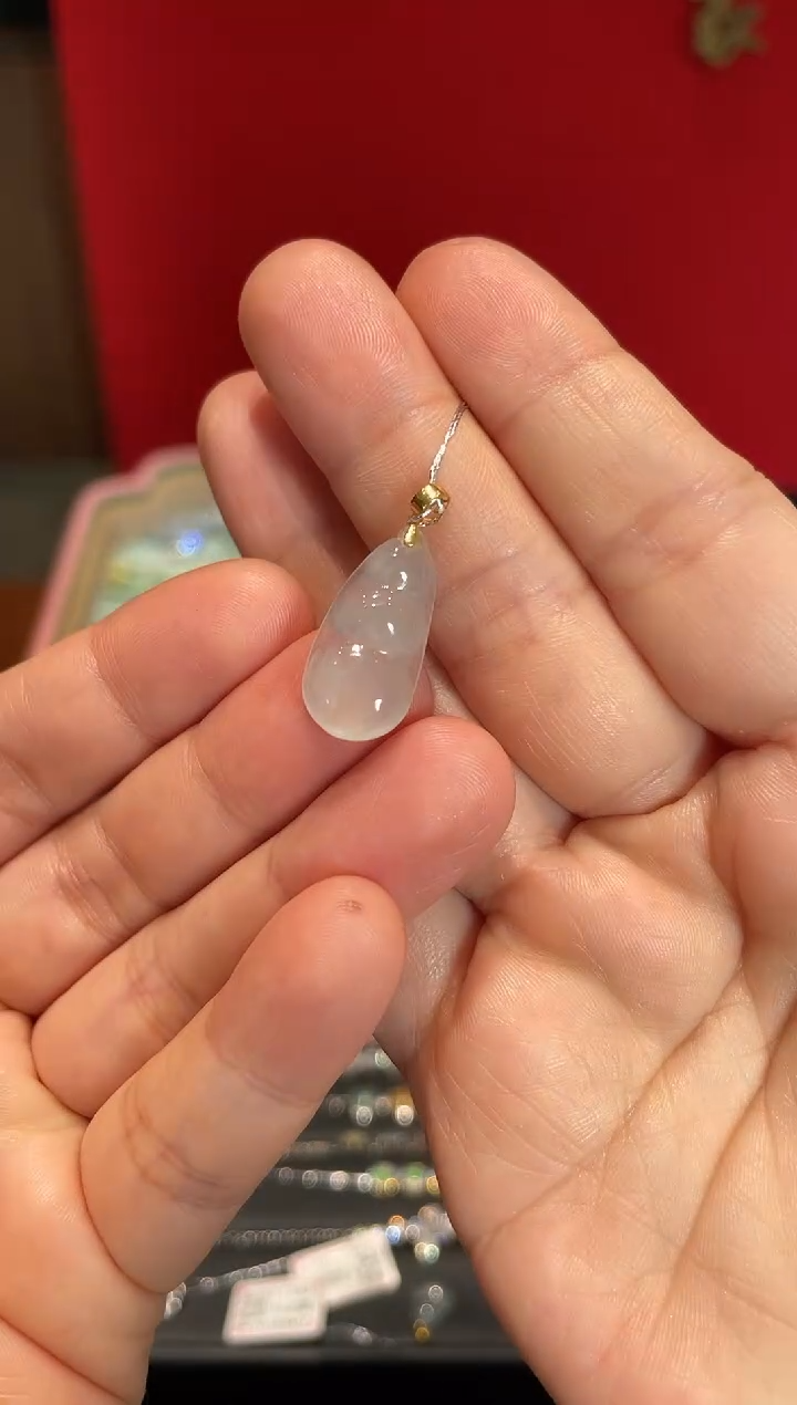颈饰18K金镶嵌翡翠福豆