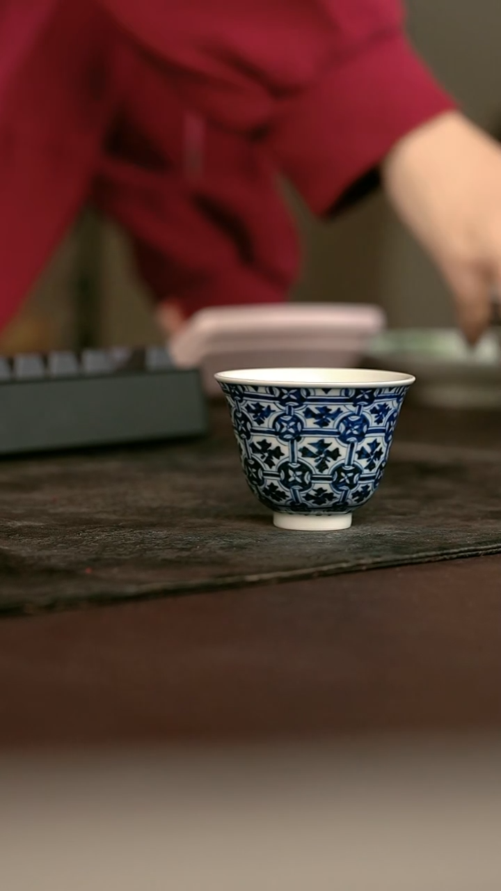 手绘手绘高温现代瓷 气  新款铃铛杯70C