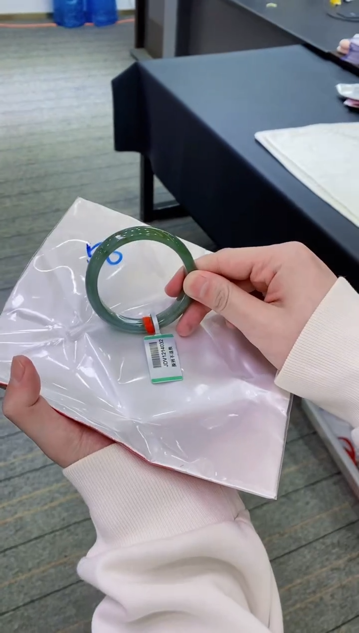 【闪购商品】翡翠手镯未镶嵌               