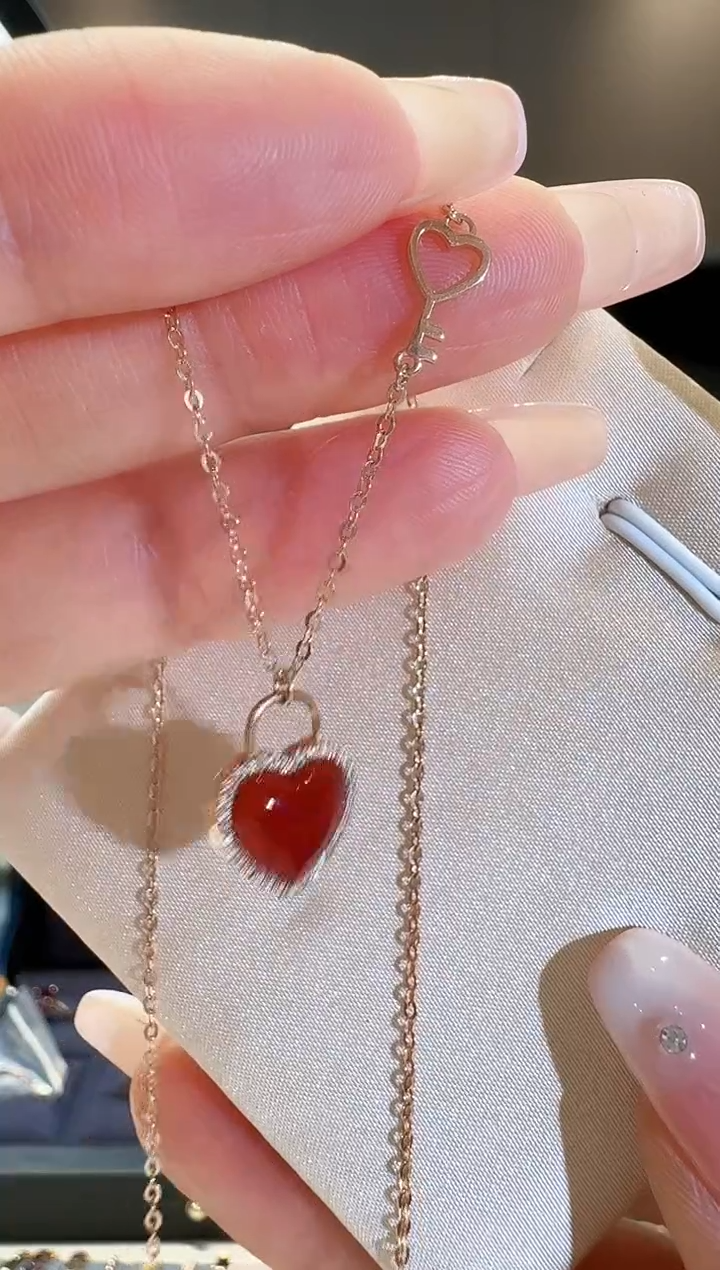 【闪购商品】钻石项链18K金镶嵌锁心项链