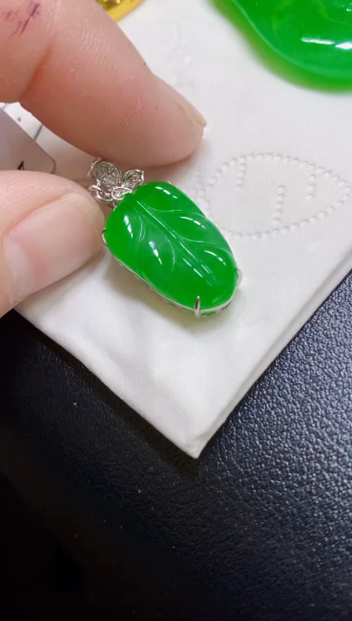 颈饰18K金镶嵌翡翠叶子