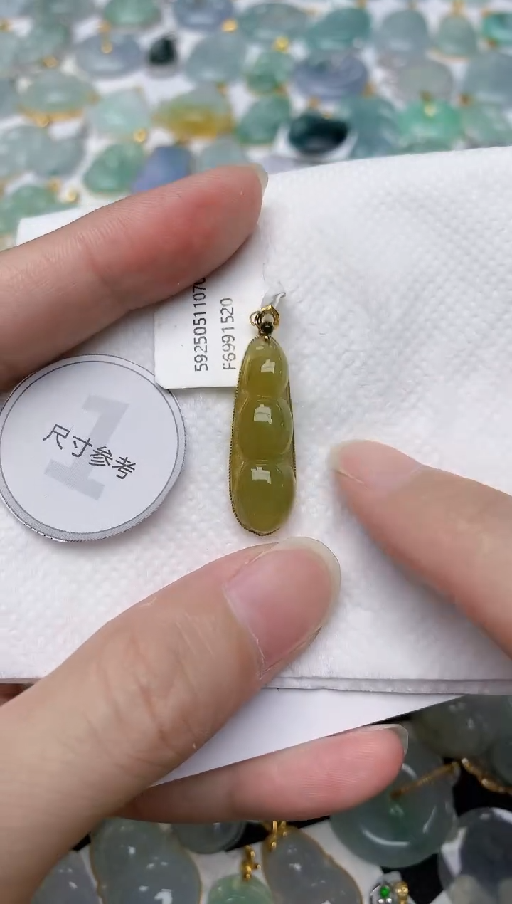 翡翠18K金镶嵌颈饰天然A货翡翠