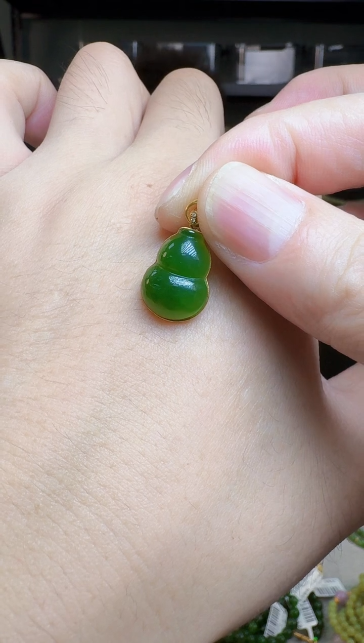 和田玉18K金镶嵌颈饰葫芦吊坠