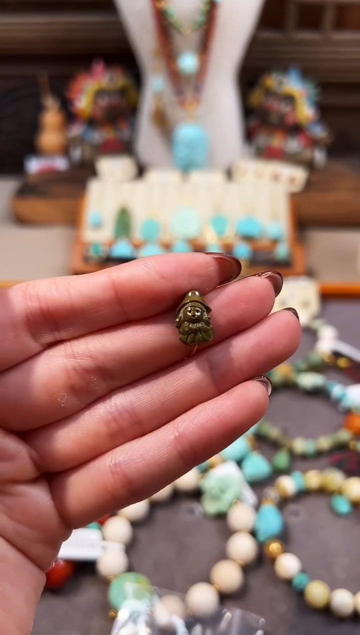 未镶嵌绿松石配饰女巫