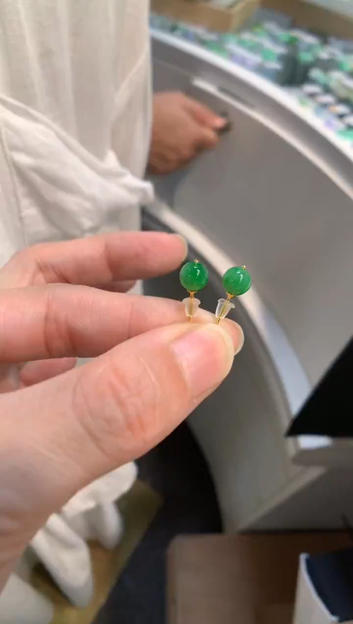 18K金镶嵌翡翠耳饰耳钉