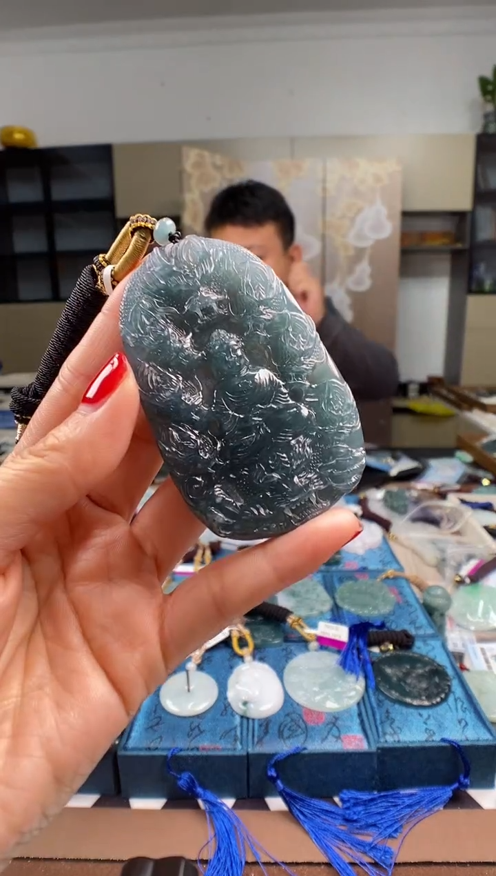 颈饰未镶嵌翡翠  多样性发其一