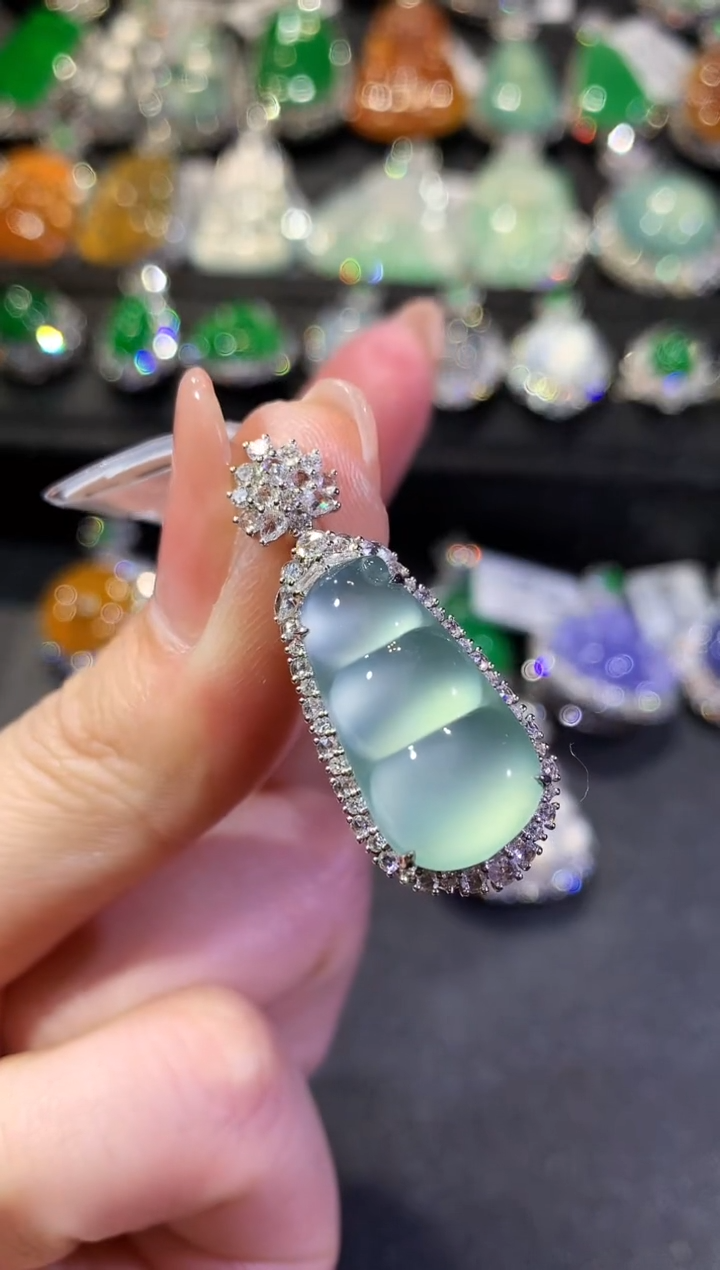 【闪购商品】翡翠吊坠(不含链)18K金镶嵌115-豆子