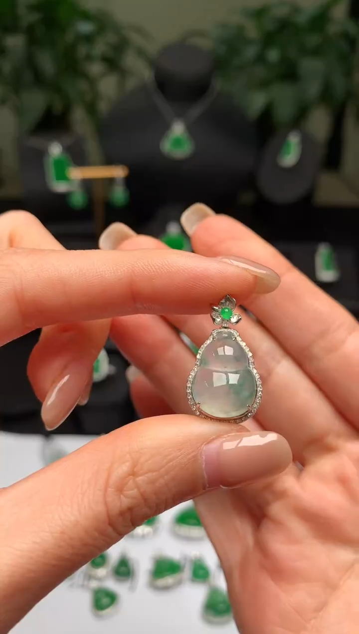 颈饰18K金镶嵌翡翠葫芦