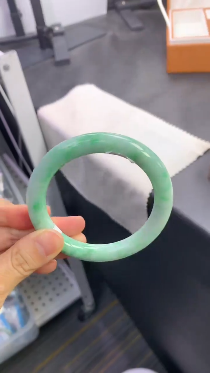 未镶嵌手镯（圆镯）翡翠退货需手镯吊牌标签完好