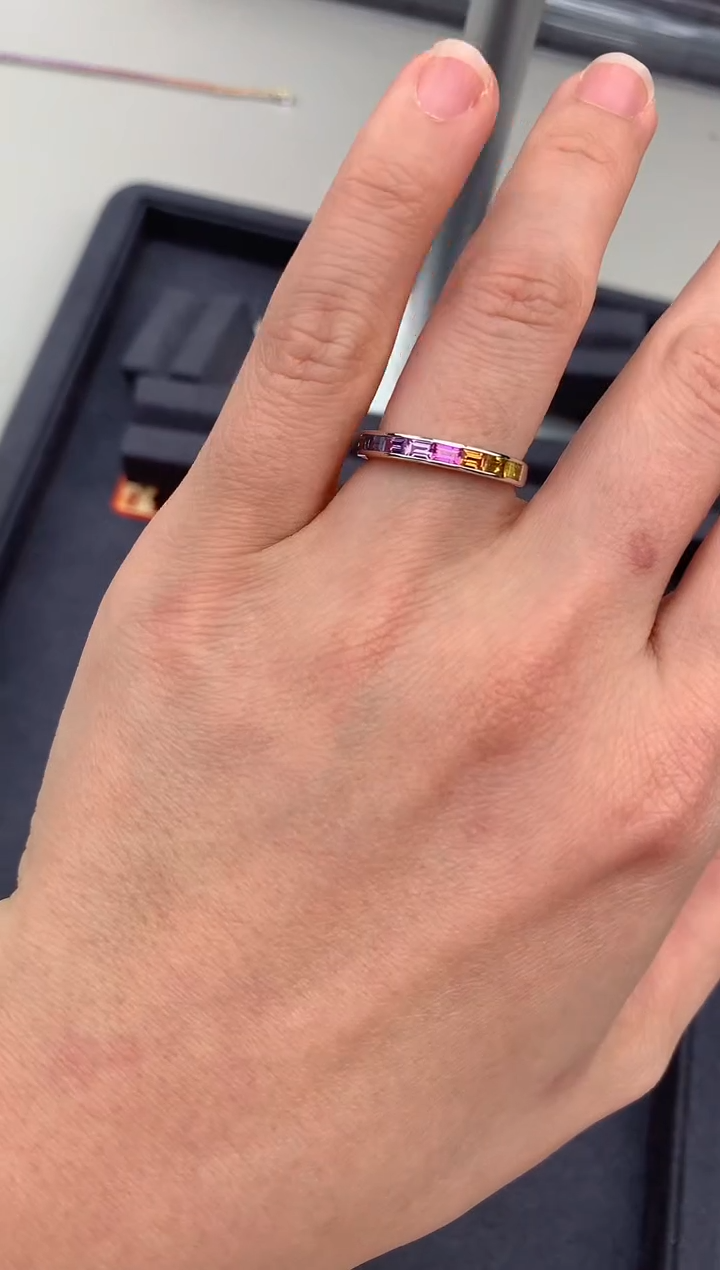 【闪购商品】彩色蓝宝石戒指18K金镶嵌彩蓝宝戒指