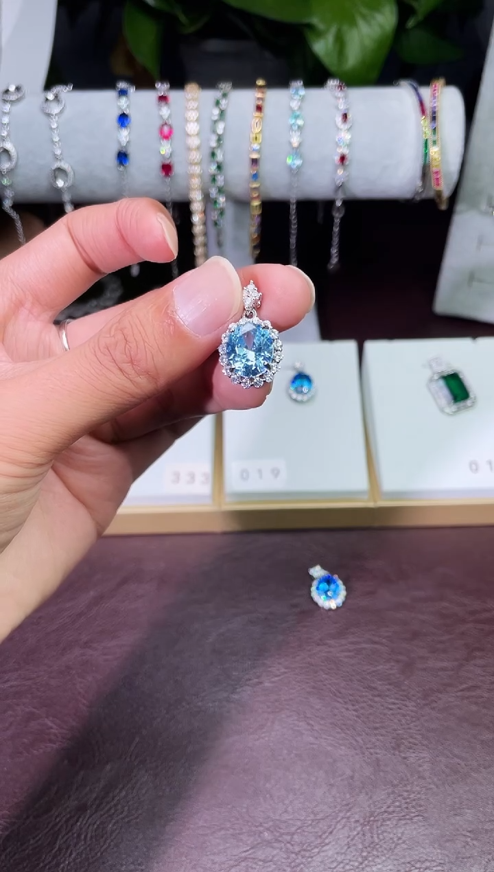 足铂镶嵌合成（培育）蓝宝石吊坠(赠链)冰蓝吊坠