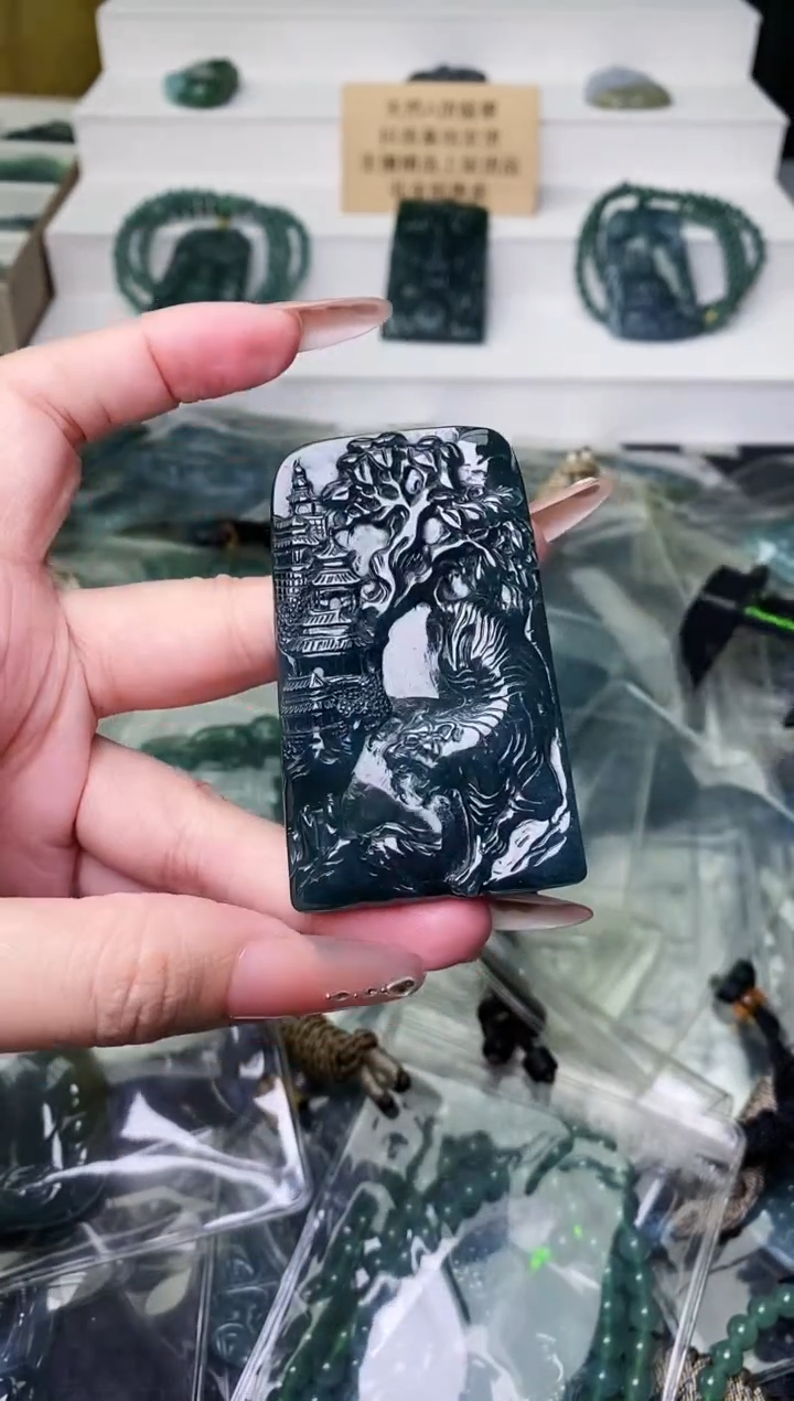 颈饰未镶嵌翡翠 