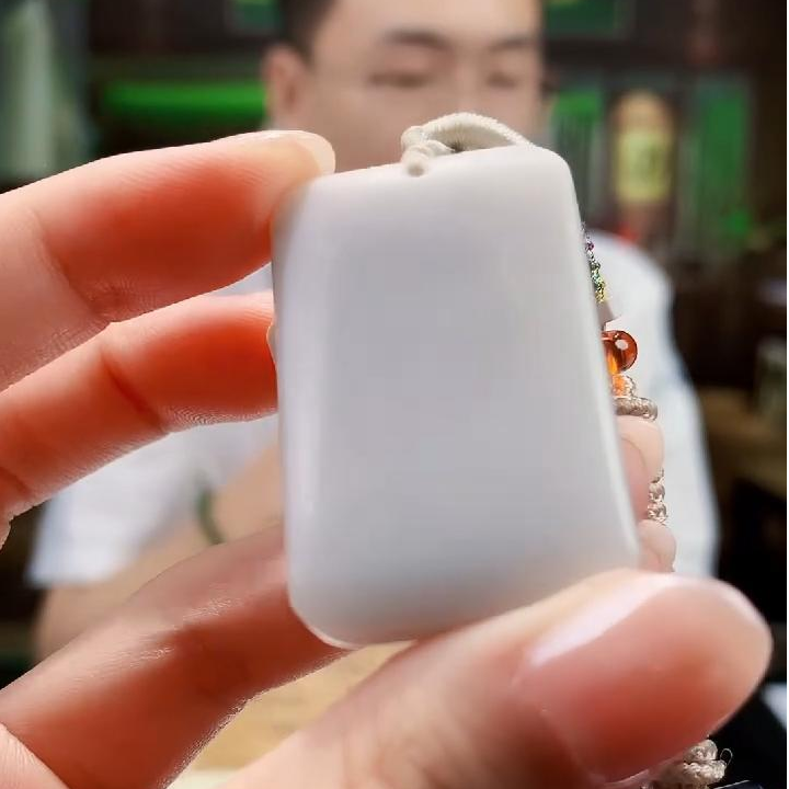 玉润东方天然和田玉无事牌吊坠（拍一发一）