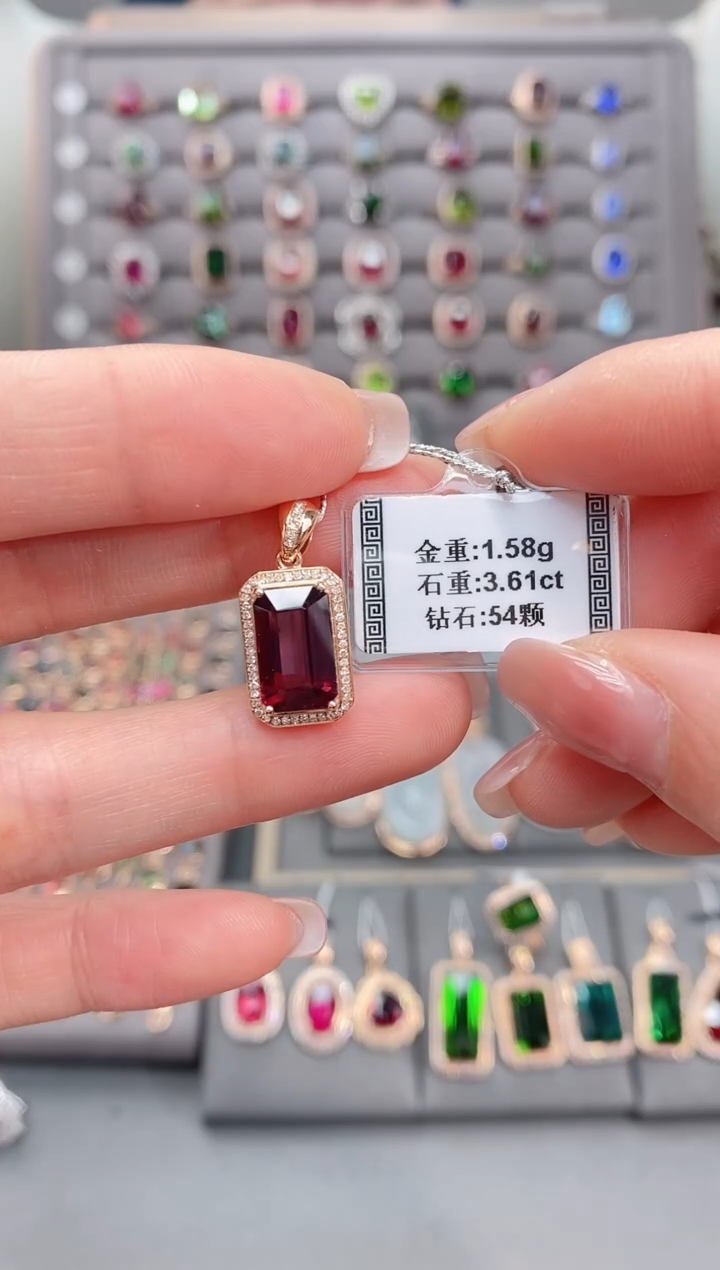 颈饰18K金镶嵌碧玺3.61     