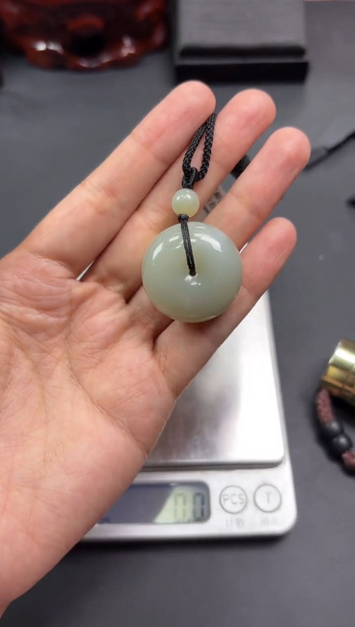 【闪购商品】和田玉吊坠(赠链)未镶嵌且末微色差近矿吊坠