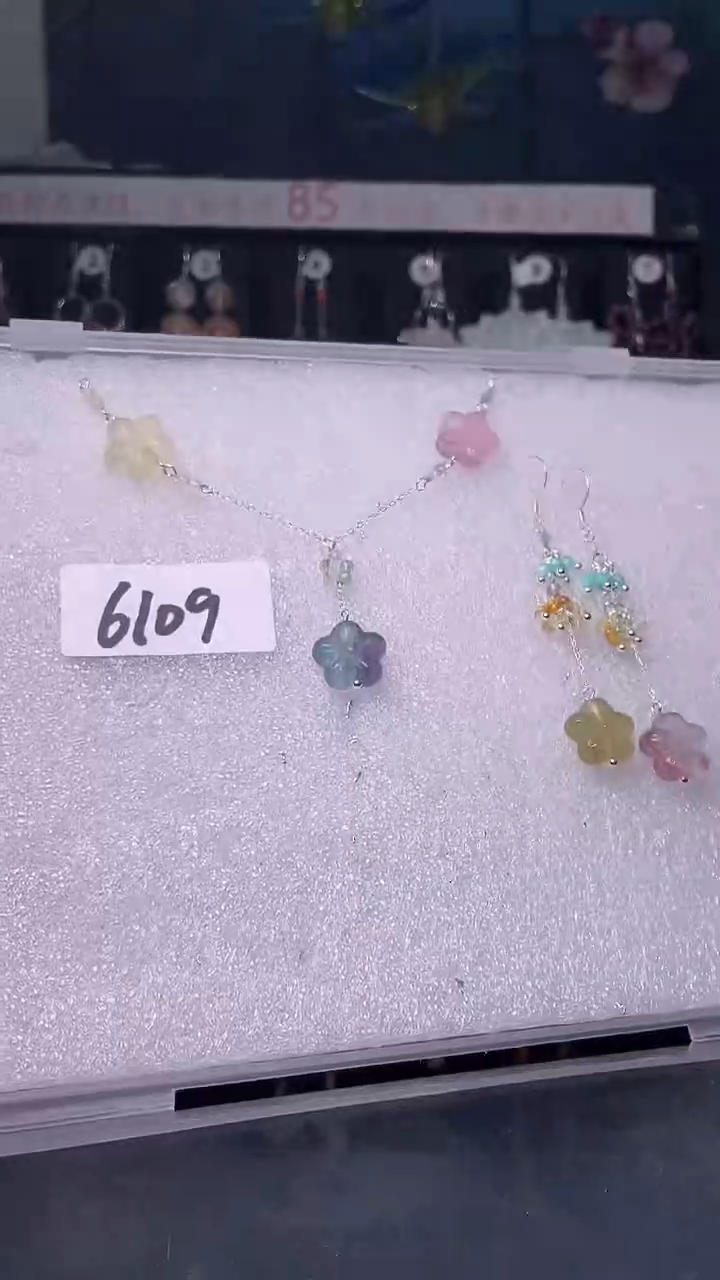 未镶嵌颈饰萤石喜欢拍