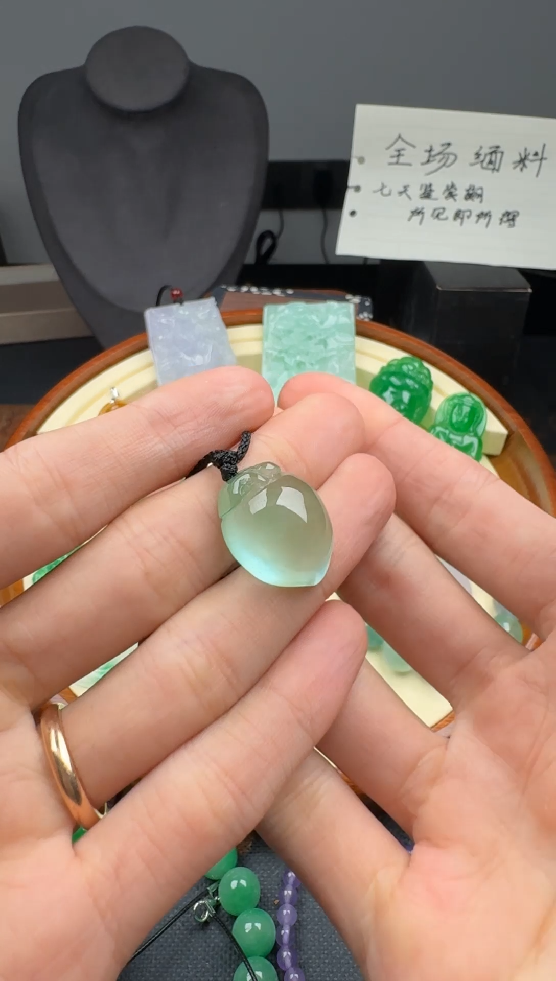 颈饰未镶嵌翡翠寿桃吊坠