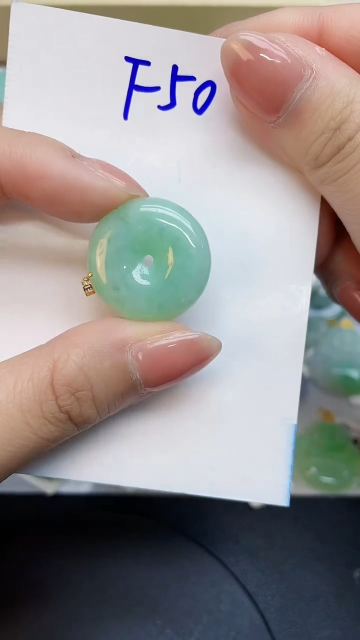 翡翠18K金镶嵌颈饰0000000000