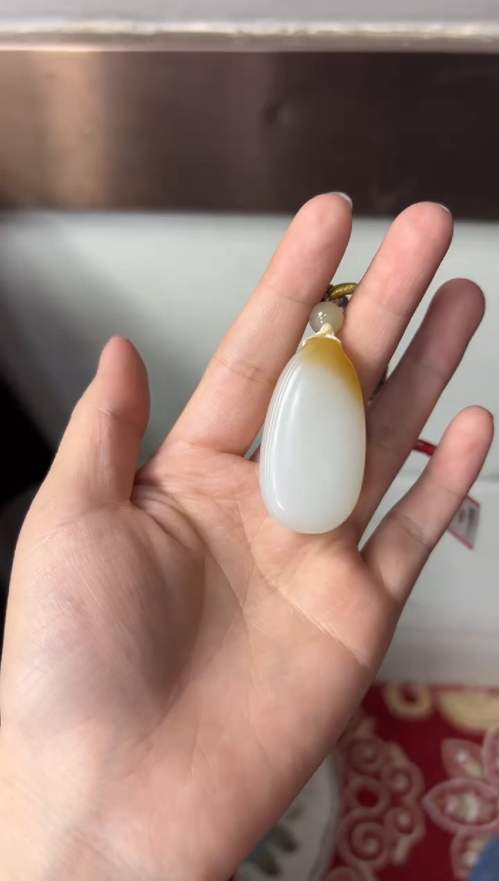 【闪购商品】和田玉吊坠(赠链)未镶嵌且末金山微色差吊坠