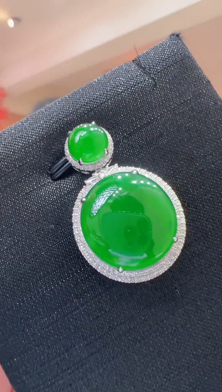 【闪购商品】翡翠吊坠(不含链)18K金镶嵌