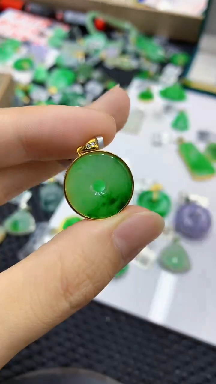 翡翠未镶嵌颈饰         1