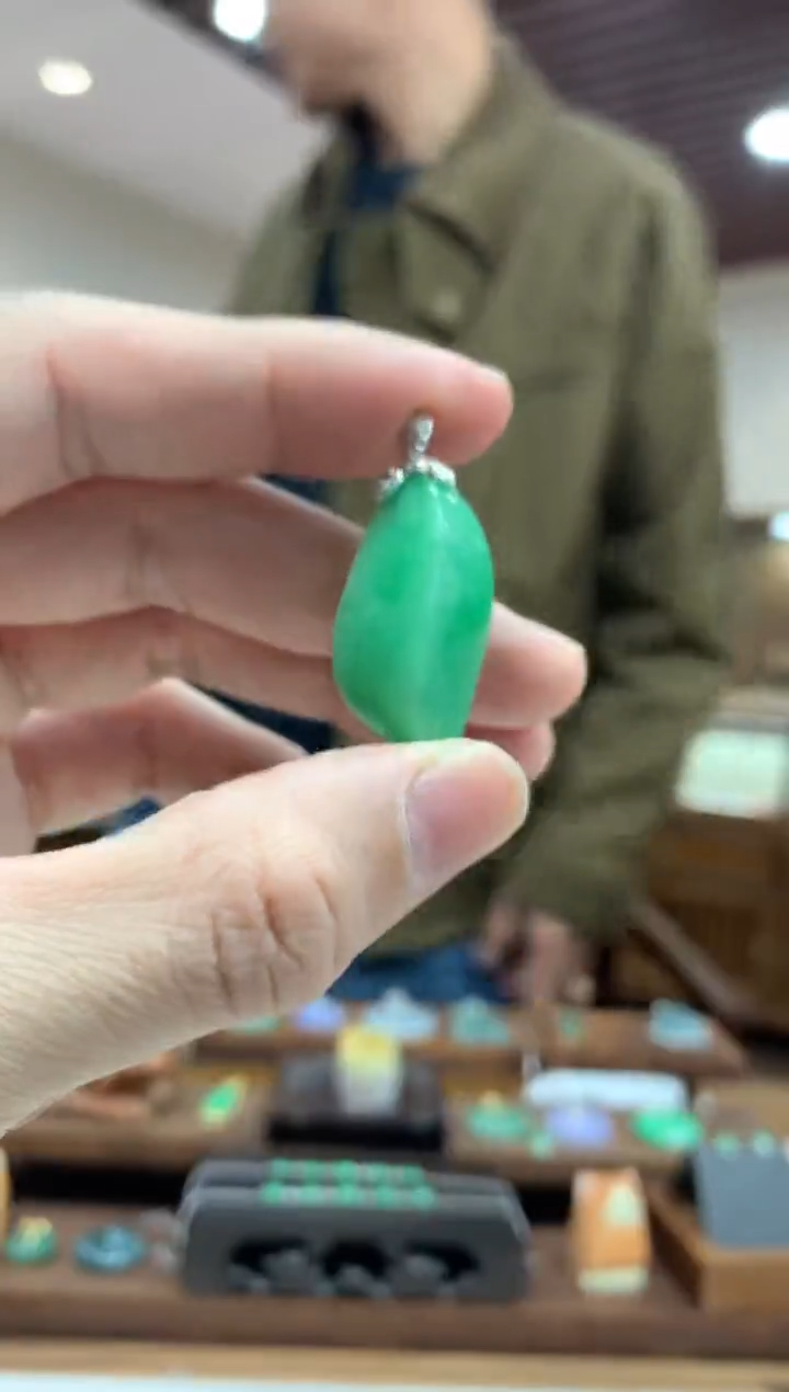 【闪购商品】翡翠吊坠(不含链)18K金镶嵌随形