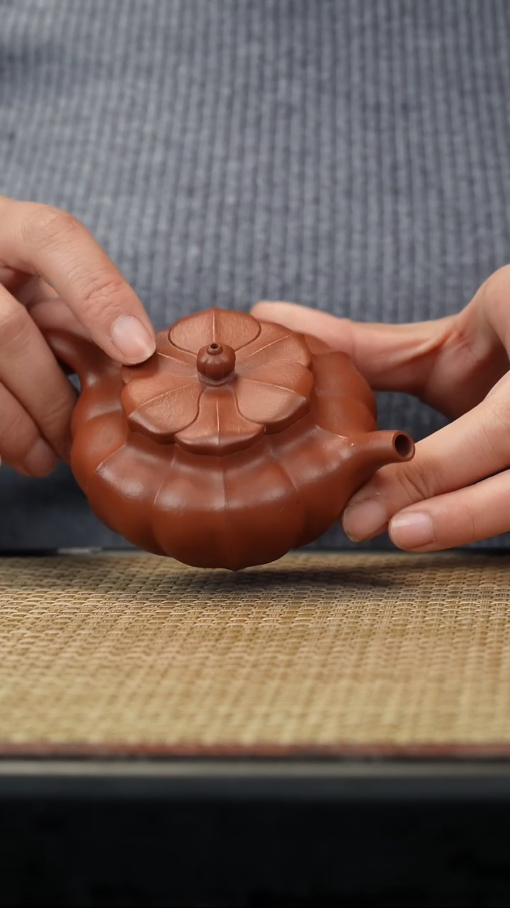 【闪购商品】紫砂茶壶生砂筋纹菱花瑕150c