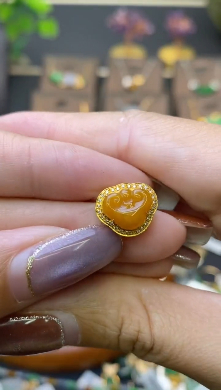 翡翠18K金镶嵌颈饰如意吊坠14084