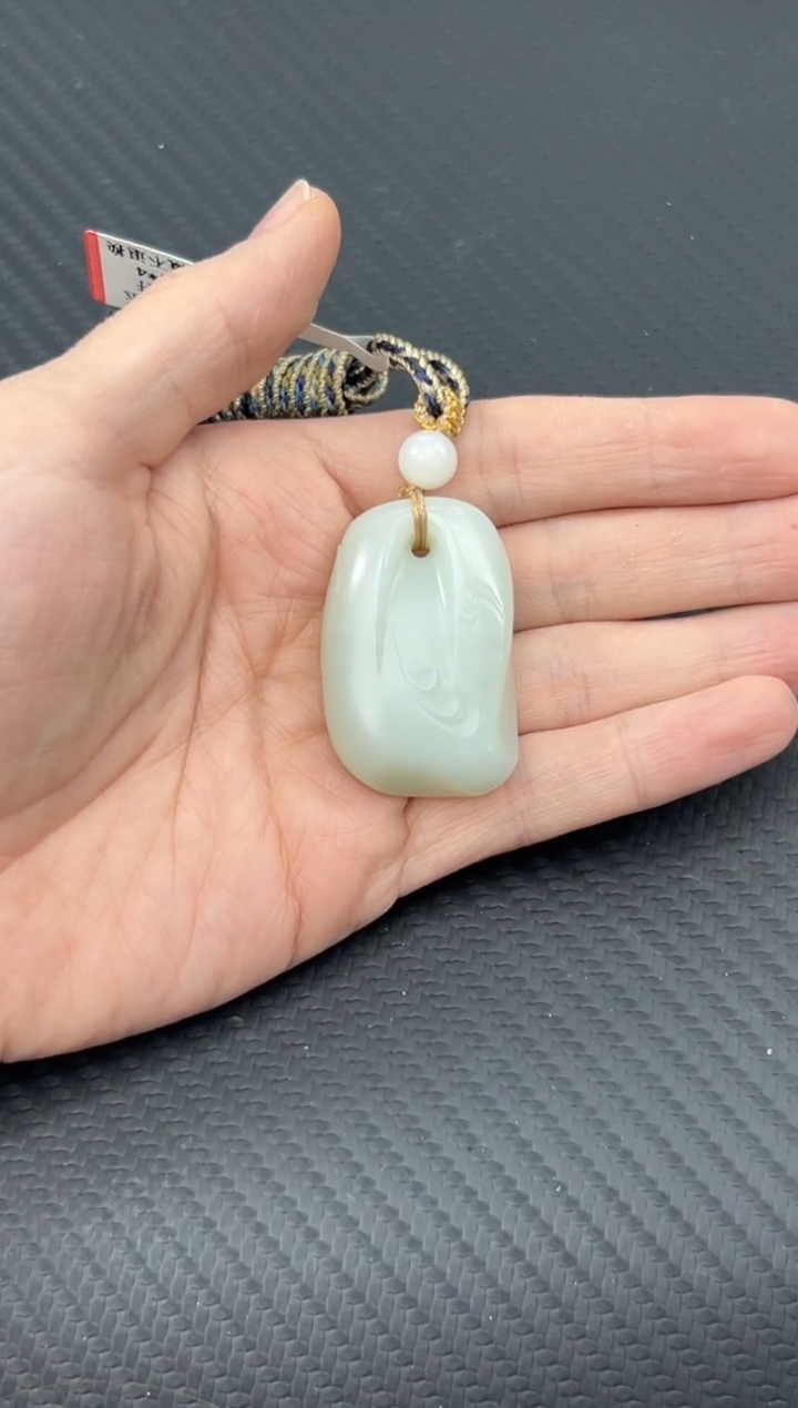 【闪购商品】和田玉吊坠(赠链)未镶嵌且末微色差米达吊坠