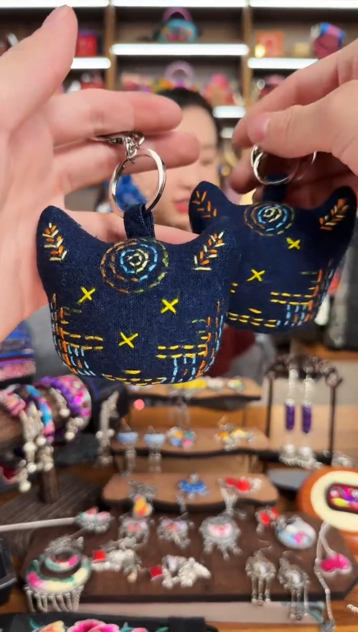 【闪购商品】织绣165蒙阿苏苗绣传承