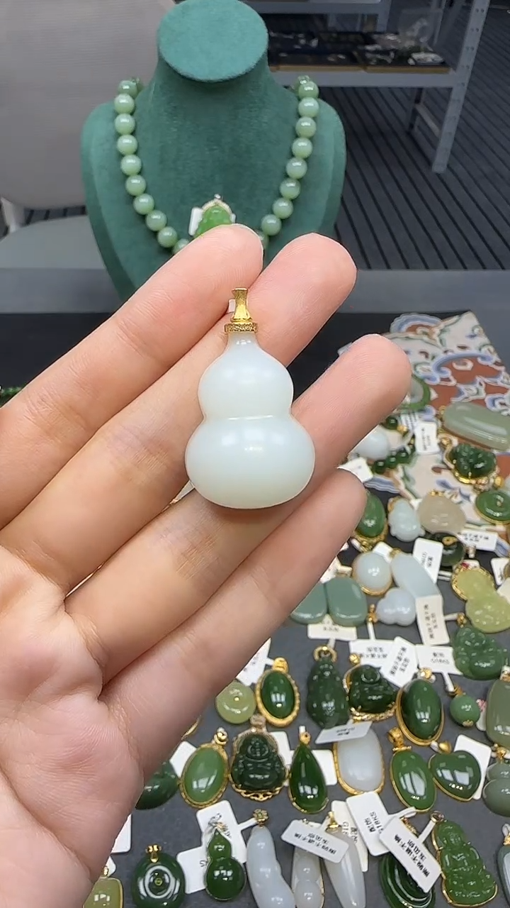 18K金镶嵌和田玉挂件1
