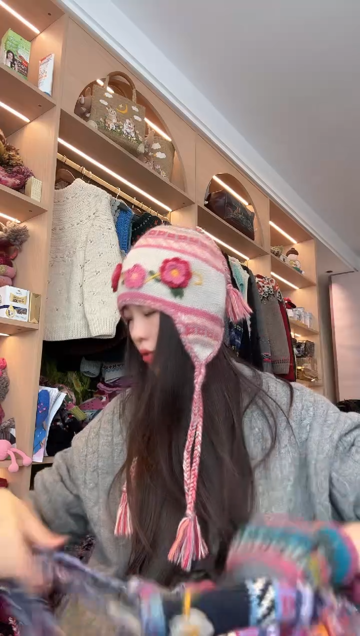羊毛白粉勾花护耳帽 