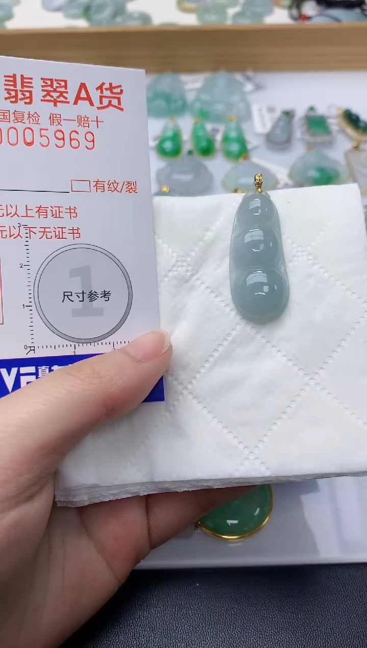 颈饰18K金镶嵌翡翠天然A货