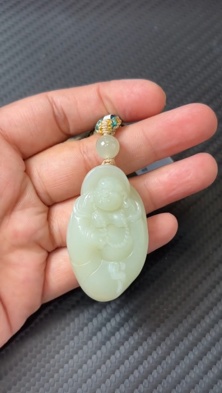 吊坠(赠链)未镶嵌和田玉且末微色差迪克兰一细吊坠