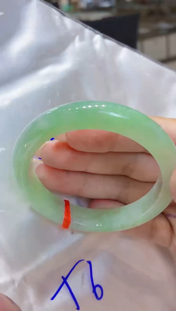 翡翠手镯未镶嵌翡翠手镯