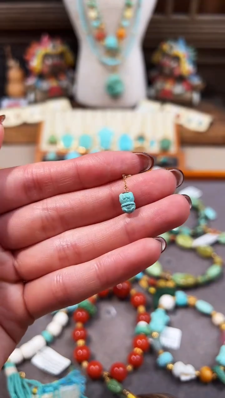 18K金镶嵌绿松石提溜小熊